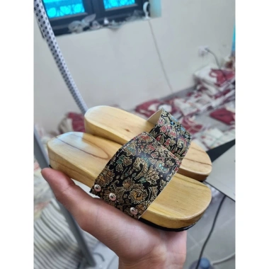Áo Dài Gấm Lụa Hoa Cúc Bé Gái Cao Cấp Form Đẹp Mềm Mịn Xinh Mừng Tết Giá 79.000đ