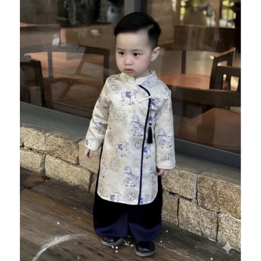 Áo Dài Gấm Trắng và Quần Lụa Xanh Than - Thời Trang Tết 2.026 Bé Trai Giá 265k