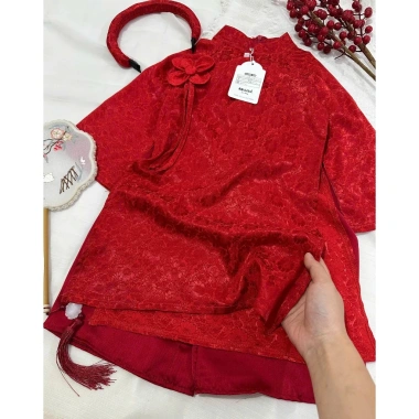 Áo dài lụa gấm đỏ bé gái đính hoa cúc ngực, điệu đà kèm bờm mấn, giá ưu đãi 159k cho chụp ảnh, tết 2