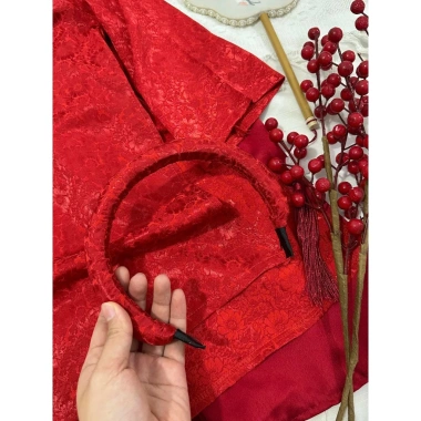 Áo dài lụa gấm đỏ bé gái đính hoa cúc ngực, điệu đà kèm bờm mấn, giá ưu đãi 159k cho chụp ảnh, tết 3