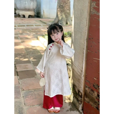 Áo dài mẹ bé gái Tết 2.026 vải gấm thọ dơi mềm mịn đính cúc bọc, giảm giá 229k