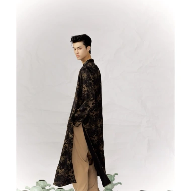 Áo dài nam Tết 2.026 Gấm đen họa tiết trúc cổ trụ cách tân - Tùng Vân - 1.269.000₫