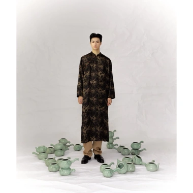 Áo dài nam Tết 2.026 Gấm đen họa tiết trúc cổ trụ cách tân - Tùng Vân - 1.269.000₫