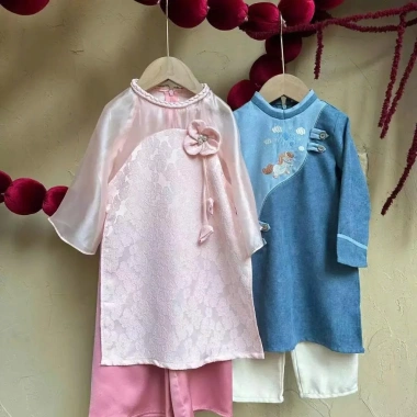 Áo Dài Nguyệt Hoa Đính Hoa Thủ Công Mẹ và Bé - Áo Dài Tết 2.026 Giá 423k 5 Áo Dài Nguyệt Hoa Đính Hoa Thủ Công Mẹ và Bé - Áo Dài Tết 2.026 Giá 423k 5