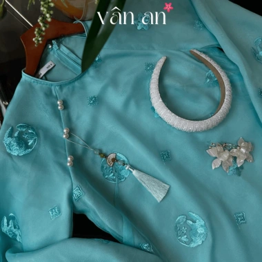 Áo Dài NGUYỆT LINH Tết Tay Dài Dáng Dài 4 Tà - Tơ Thêu Hoạ Tiết Bánh In