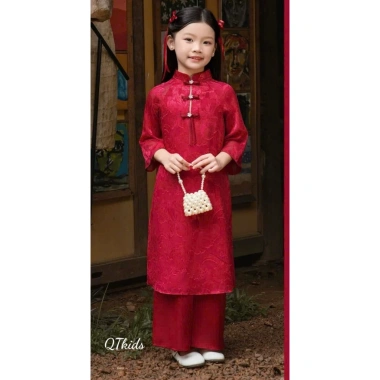 Áo dài Tết 2.026 bé gái set 3 chiếc đỏ chất gấm đính hoa ngọc, quần lụa và túi Junykids chỉ 199.000 VND