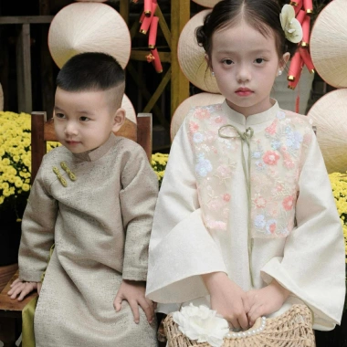 Áo dài Tết bé gái 10-27kg kèm áo gile kim sa Tèn Ten - Giá 700.000₫