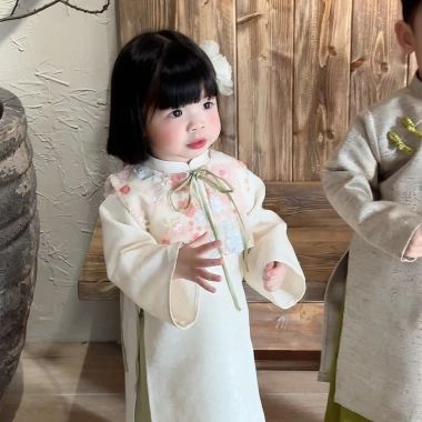 Áo dài Tết bé gái 10-27kg kèm áo gile kim sa Tèn Ten - Giá 700.000₫