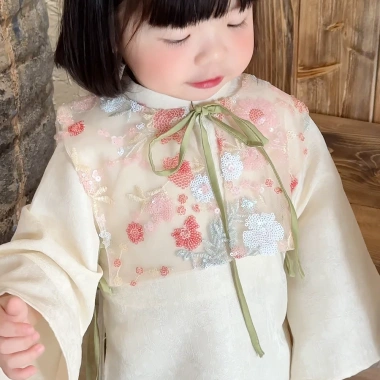 Áo dài Tết bé gái 10-27kg kèm áo gile kim sa Tèn Ten - Giá 700.000₫ 5 Áo dài Tết bé gái 10-27kg kèm áo gile kim sa Tèn Ten - Giá 700.000₫ 5