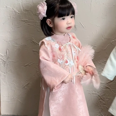Áo dài Tết bé gái 10-27kg kèm áo gile kim sa Tèn Ten - Giá 700.000₫