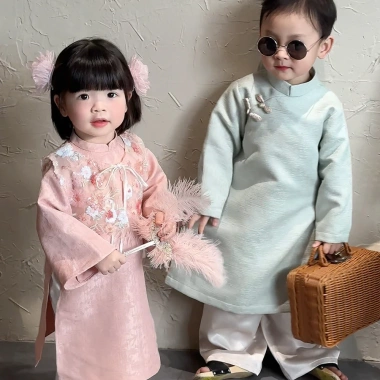 Áo dài Tết bé gái 10-27kg kèm áo gile kim sa Tèn Ten - Giá 700.000₫