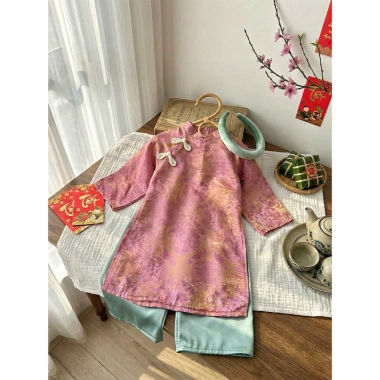 Áo dài tết bé gái cao cấp áo tơ tằm ánh kim cúc tàu + quần lụa mix, kèm bờm tóc - Giá chỉ 179.000₫ 3