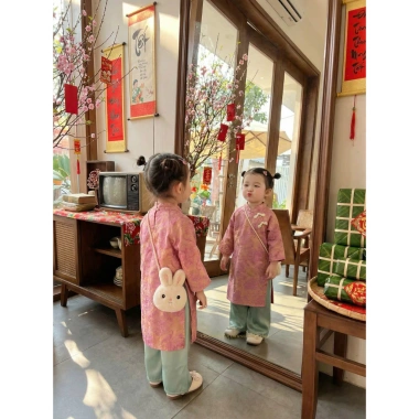 Áo dài tết bé gái cao cấp áo tơ tằm ánh kim cúc tàu + quần lụa mix, kèm bờm tóc - Giá chỉ 179.000₫ 4