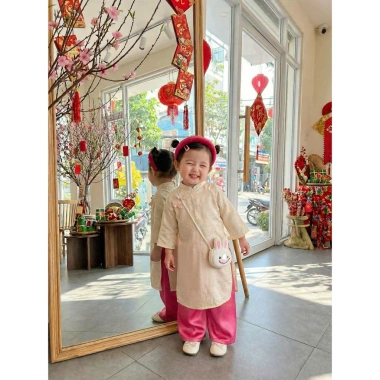 Áo dài tết bé gái cao cấp áo tơ tằm ánh kim cúc tàu + quần lụa mix, kèm bờm tóc - Giá chỉ 179.000₫ 8