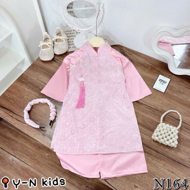 Áo dài Tết bé gái chất gấm lụa mềm mịn thoáng mát kèm cài - Giảm giá 209.700₫ 5