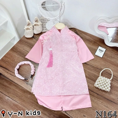 Áo dài Tết bé gái chất gấm lụa mềm mịn thoáng mát kèm cài - Giảm giá 209.700₫ 9