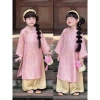 Áo dài tết bé gái gấm lụa 2 da đính hoa cúc thủ công, tặng kèm bờm, size 7‑27kg, thiết kế sang trọng, phù hợp tiệc xuân - Giá 245.000₫ 3