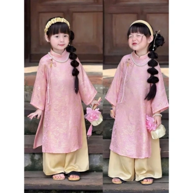 Áo dài tết bé gái gấm lụa 2 da đính hoa cúc thủ công, tặng kèm bờm, size 7‑27kg, thiết kế sang trọng, phù hợp tiệc xuân - Giá 245.000₫ 3