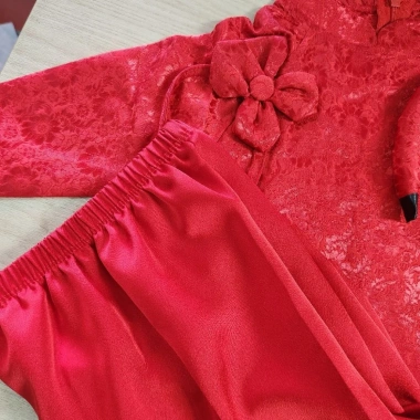 Áo dài tết bé gái gấm lụa 2 da đính hoa cúc thủ công, tặng kèm bờm, size 7‑27kg, thiết kế sang trọng, phù hợp tiệc xuân - Giá 245.000₫ 6