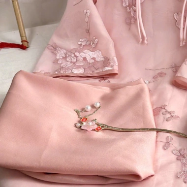 Áo Dài Tết Bé Gái Hồng Cách Tân, Thêu Tơ Cao Cấp, Kíp Giao Trước, Vòng Ngọc 318k