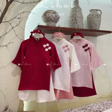 Áo Dài Tết Bé Gái Lụa Hồ Điệp Đính Hoa + Bờm Nhẹ Nhàng TK Lihui 265k