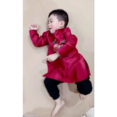 Áo dài tết bé trai 2 màu đỏ vàng họa tiết dân gian, phom đứng, dáng xinh, giá 150.000₫ 5