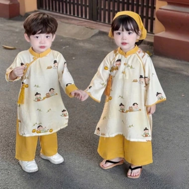 Áo dài Tết bé trai, bé gái cách tân 3D lụa chất kèm khăn đội đầu - Giảm 189k 4 Áo dài Tết bé trai, bé gái cách tân 3D lụa chất kèm khăn đội đầu - Giảm 189k 4