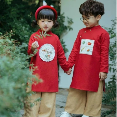 Áo Dài Tết Bé Trai & Bé Gái, Kèm Quần, Thêu Bánh Chưng Bánh Dày Vải Mềm Mịn 193k