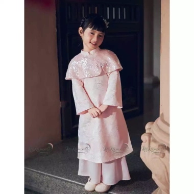 Áo dài Tết Bình Ngọ bé gái gấm UYỂN ÂN 2.026 Kakummi KM26-AD582 - Giá ưu đãi 749.000đ, thiết kế sang trọng