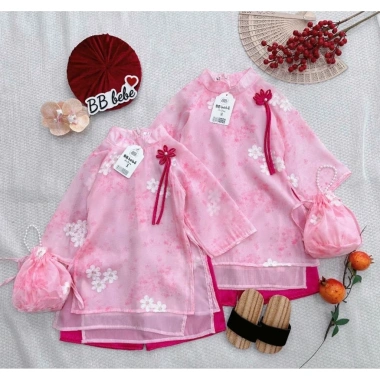 Áo dài tết cách tân bé gái 4 tà chất gấm lụa thêu hoa mềm mại: Giá ưu đãi 185.000đ