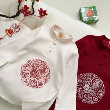 Áo Dài Tết Gấm 2 Màu Cách Tân SUMO KIDS Cho Bé Trai và Gái Size 10-27kg Giá Ưu Đãi 159k