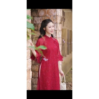 Áo Dài Tết Gia Đình Cách Tân Màu Đỏ 4 Tà Vải Tuyết Mưa Ren Hoa Hồng Sang Trọng