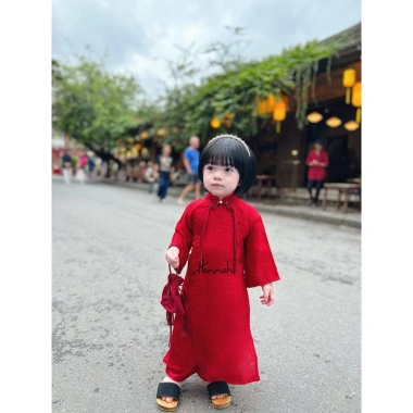 Áo Dài Tết Lụa Gấm Đỏ Đính Nơ Siêu Xinh Cách Tân Cho Mẹ và Bé - HANNAHBABY 4 Áo Dài Tết Lụa Gấm Đỏ Đính Nơ Siêu Xinh Cách Tân Cho Mẹ và Bé - HANNAHBABY 4