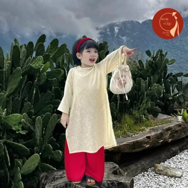 Áo dài trẻ em bé gái cách tân lụa gấm tơ cao cấp – Mùa Tết sang trọng, kèm bờm nhún đỏ, giảm giá 380.000₫ (giá gốc 467.400₫) Áo dài trẻ em bé gái cách tân lụa gấm tơ cao cấp – Mùa Tết sang trọng, kèm bờm nhún đỏ, giảm giá 380.000₫ (giá gốc 467.400₫)