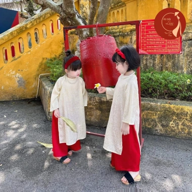Áo dài trẻ em bé gái cách tân lụa gấm tơ cao cấp – Mùa Tết sang trọng, kèm bờm nhún đỏ, giảm giá 380.000₫ (giá gốc 467.400₫) 2 Áo dài trẻ em bé gái cách tân lụa gấm tơ cao cấp – Mùa Tết sang trọng, kèm bờm nhún đỏ, giảm giá 380.000₫ (giá gốc 467.400₫) 2