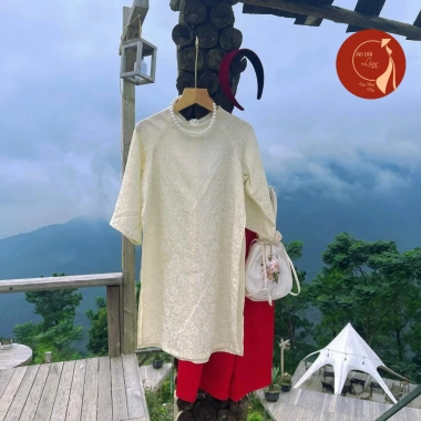 Áo dài trẻ em bé gái cách tân lụa gấm tơ cao cấp – Mùa Tết sang trọng, kèm bờm nhún đỏ, giảm giá 380.000₫ (giá gốc 467.400₫) 3 Áo dài trẻ em bé gái cách tân lụa gấm tơ cao cấp – Mùa Tết sang trọng, kèm bờm nhún đỏ, giảm giá 380.000₫ (giá gốc 467.400₫) 3
