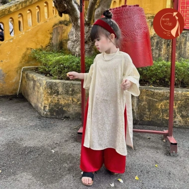 Áo dài trẻ em bé gái cách tân lụa gấm tơ cao cấp – Mùa Tết sang trọng, kèm bờm nhún đỏ, giảm giá 380.000₫ (giá gốc 467.400₫) 5 Áo dài trẻ em bé gái cách tân lụa gấm tơ cao cấp – Mùa Tết sang trọng, kèm bờm nhún đỏ, giảm giá 380.000₫ (giá gốc 467.400₫) 5