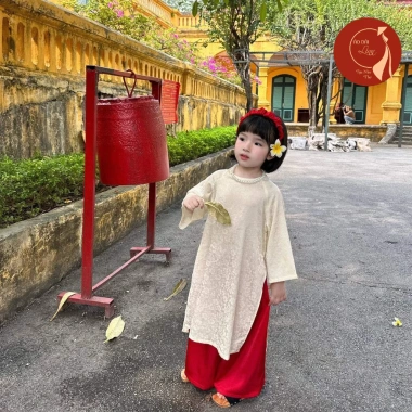 Áo dài trẻ em bé gái cách tân lụa gấm tơ cao cấp – Mùa Tết sang trọng, kèm bờm nhún đỏ, giảm giá 380.000₫ (giá gốc 467.400₫) 6 Áo dài trẻ em bé gái cách tân lụa gấm tơ cao cấp – Mùa Tết sang trọng, kèm bờm nhún đỏ, giảm giá 380.000₫ (giá gốc 467.400₫) 6