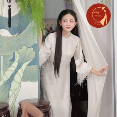 Áo dài truyền thống dáng xuông gấm thọ tay loe phối lông vũ đính kết tỉ mỉ khuyến mãi 365.000 Áo dài truyền thống dáng xuông gấm thọ tay loe phối lông vũ đính kết tỉ mỉ khuyến mãi 365.000