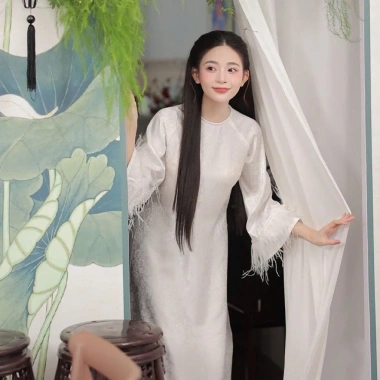 Áo dài truyền thống dáng xuông gấm thọ tay loe phối lông vũ đính kết tỉ mỉ khuyến mãi 365.000 9 Áo dài truyền thống dáng xuông gấm thọ tay loe phối lông vũ đính kết tỉ mỉ khuyến mãi 365.000 9