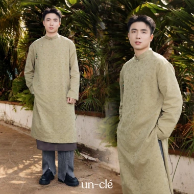 Áo dài UNCLÉ Uẩn Quân phối tà vải hoạ tiết chìm – Thiết kế tinh tế, sang trọng cho Tết 2.026, giá 3.08 triệu (giảm 23%) – đặc biệt dành cho phụ nữ hiện đại