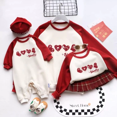 Áo Gia Đình Famistyle Nỉ Sweater Kem Tay Đỏ Hình 4 Trái Tim - 2 Da Cao Cấp, Mềm Mịn, Thoáng Khí, Giảm Giá