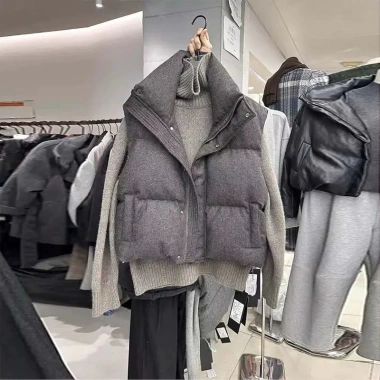 Áo gile phao unisex màu xám cổ đứng, túi dọc, hiện đại trẻ trung - 324.000đ 3 Áo gile phao unisex màu xám cổ đứng, túi dọc, hiện đại trẻ trung - 324.000đ 3