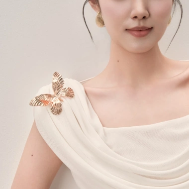 Áo KAYLIN Soft Drape cổ đổ xếp ly, ghim bướm, vải lưới mếm BST Tháng 3 - 420k