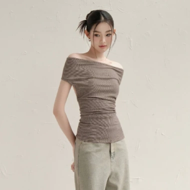 Áo Kaylin trễ vai tay ngắn ôm, vải thun co giãn, gợi cảm - BST Tháng 10/2.025, giá 326.000đ