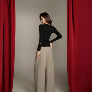 Áo Kaylin Velora Top tay dài cổ V rút nhún, chất thun lụa - Tet Collection A137T1