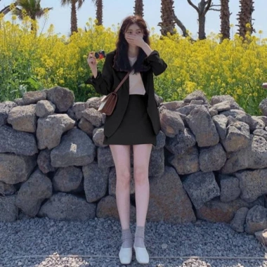 Áo khoác blazer và chân váy ngắn dáng rộng phong cách Hàn Quốc thời trang xuân thu nữ