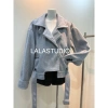 Áo khoác dạ ép cổ bẻ khóa kéo ngắn kèm đai cao cấp L I S H A LALASTUDIO 354.000₫ 7