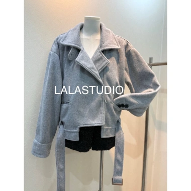 Áo khoác dạ ép cổ bẻ khóa kéo ngắn kèm đai cao cấp L I S H A LALASTUDIO 354.000₫ 7