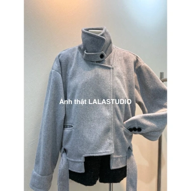 Áo khoác dạ ép cổ bẻ khóa kéo ngắn kèm đai cao cấp L I S H A LALASTUDIO 354.000₫ 8